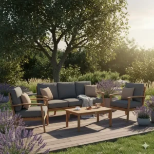 Gemütliches Lounge-Set: Nachhaltige Gartenmöbel aus Holz mit dicken grauen Kissen.